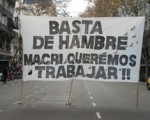 Una de las pancartas con consignas de reclamo para Macri.